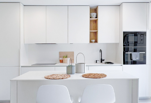 Accesorios-en-cocina-blanca-moderna