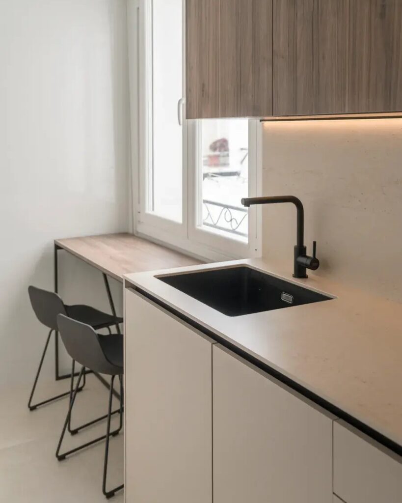 cocina clara con mesa auxiliar