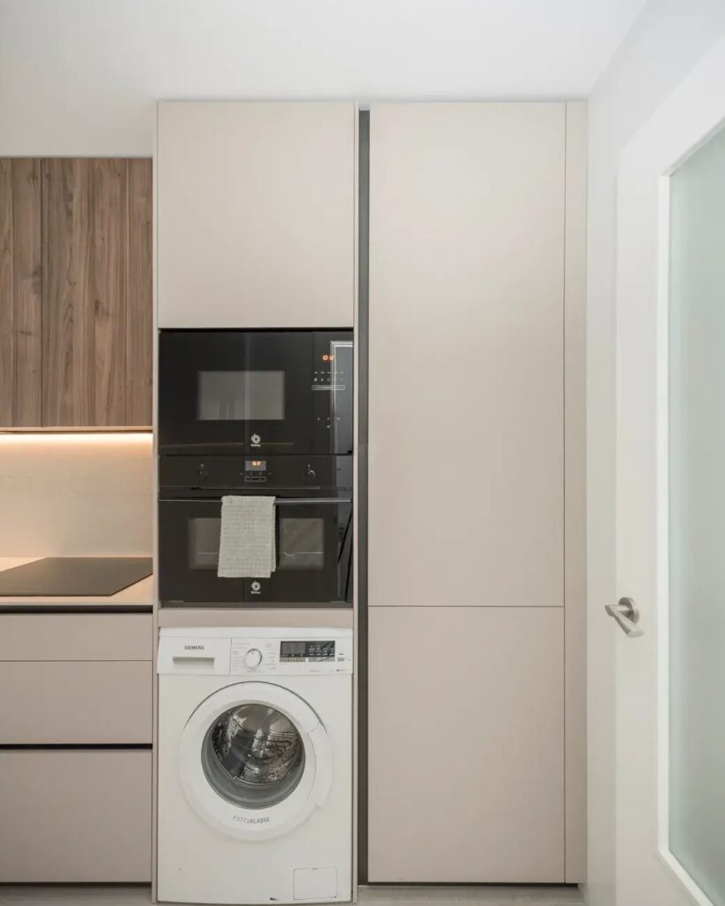 cocina estrecha con torre horno micro y lavadora