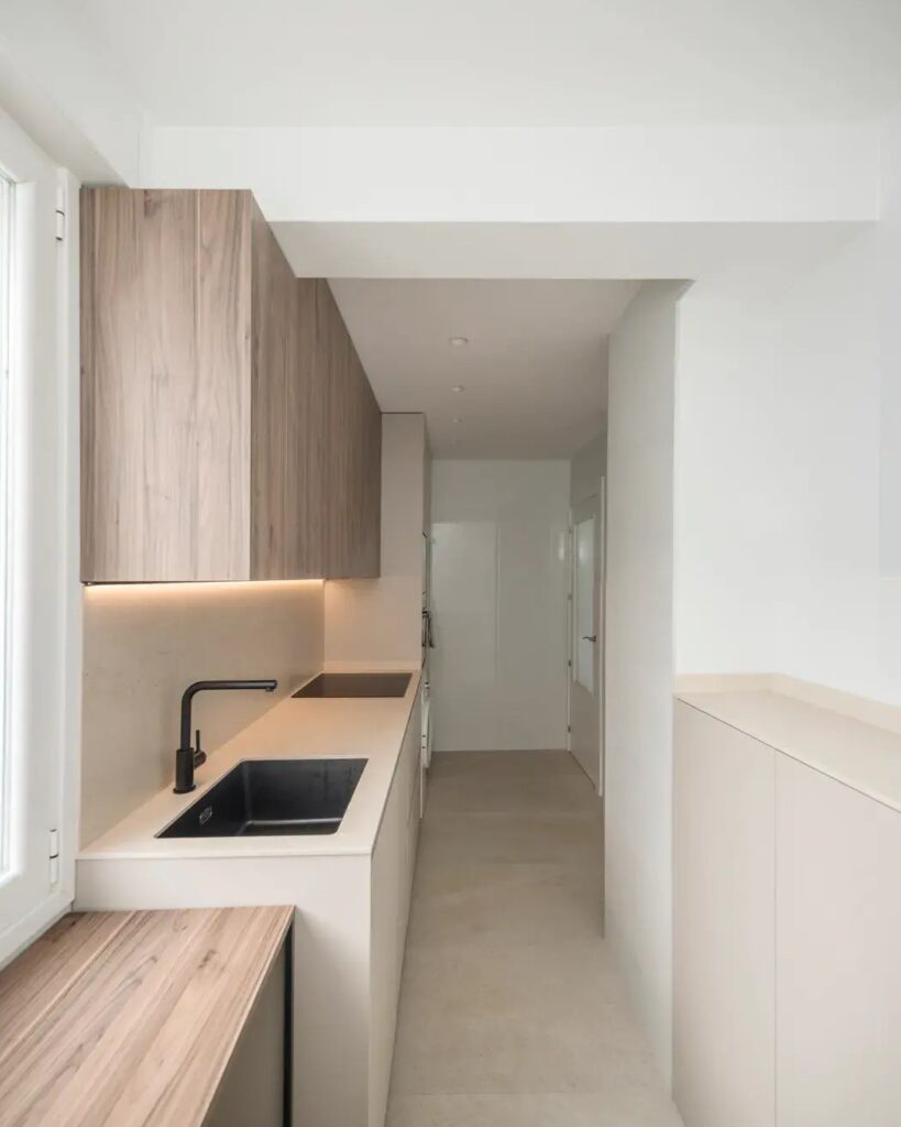 cocina estrecha y clara