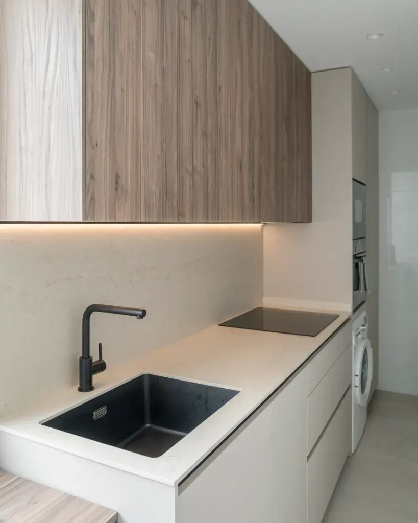 iluminación en cocina estrecha