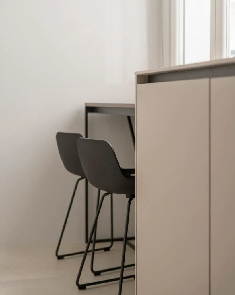 sillas negras para cocina